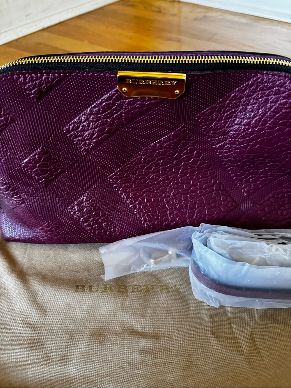 Burberry Grain Check Small Chichester Crossbody Bag - Picture 2 of 11